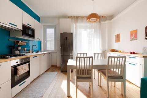 Living room, Seating area, Dining area, dishwasher, minibar, pet friendly, stove