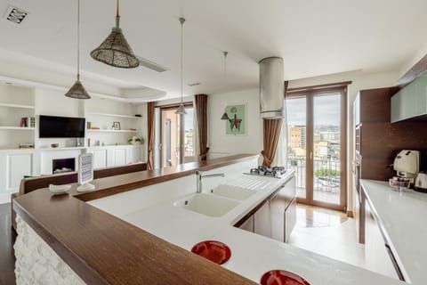 Communal lounge/ TV room, Kitchen or kitchenette, Kitchen or kitchenette, Living room, City view, kitchen