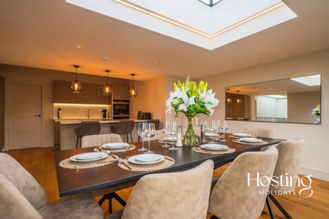 Kitchen or kitchenette, Dining area, minibar, stove