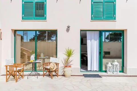 Property building, Patio, Balcony/Terrace