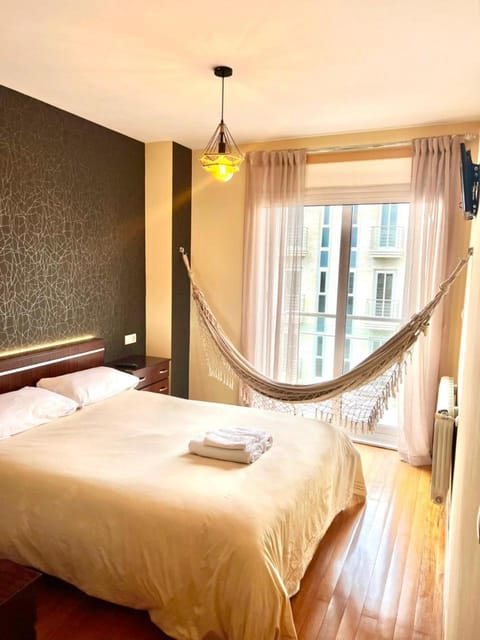 Bed, Bedroom, furniture, towels