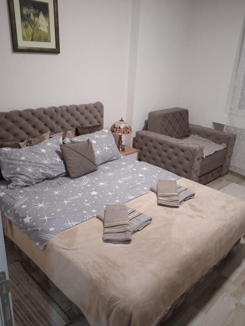 Bed, Photo of the whole room, Seating area, Bedroom, towels