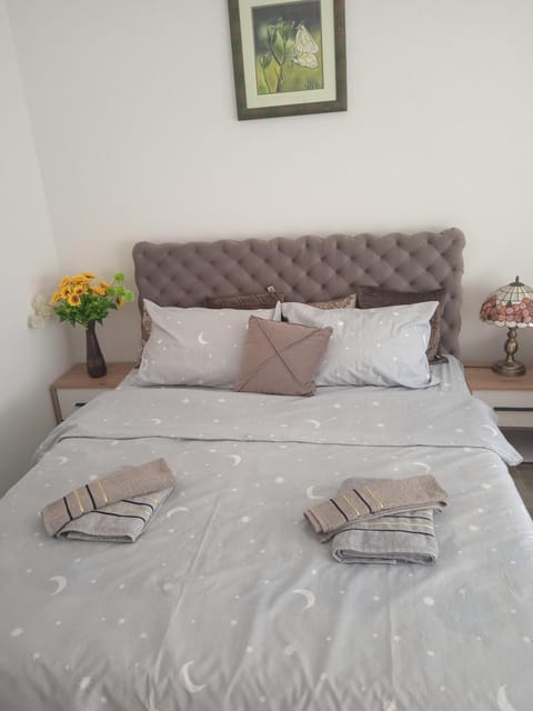 Bed, Bedroom, towels