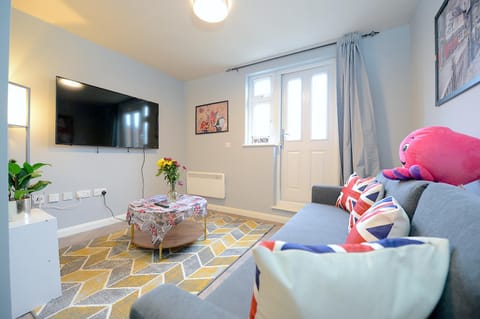 Bed, TV and multimedia, Living room, Seating area