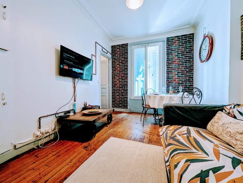 TV and multimedia, Living room, Decorative detail, Seating area, heating