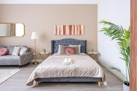 Bed, Living room, Photo of the whole room, Seating area, Bedroom