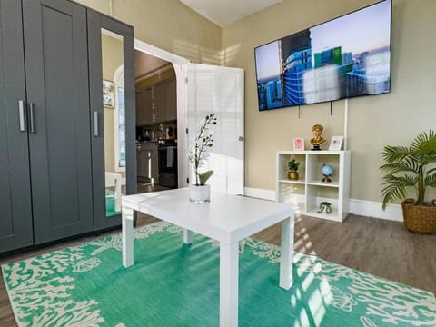 Shenandoah Victorian Suite with TV's in every room Apartment in Coral Gables