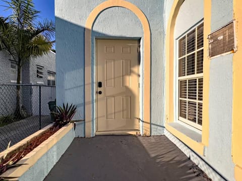 Shenandoah Victorian Suite with TV's in every room Apartment in Coral Gables