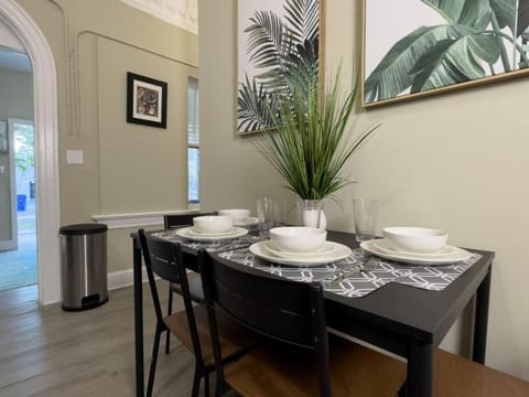 Shenandoah Victorian Suite with TV's in every room Apartment in Coral Gables