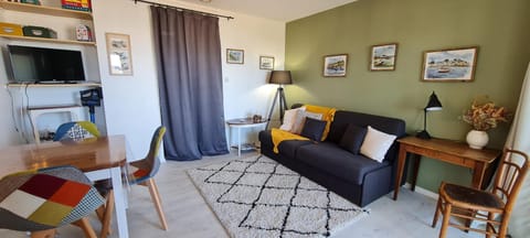 Bed, TV and multimedia, Living room, Seating area, Dining area
