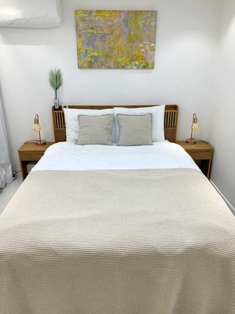 Bed, Photo of the whole room, Decorative detail, Bedroom