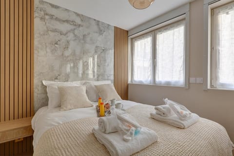 Bed, Bedroom, towels