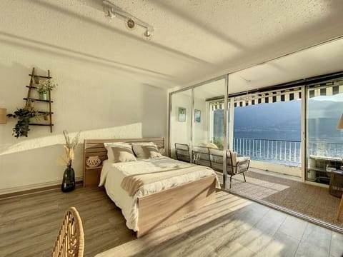 Bedroom, Lake view