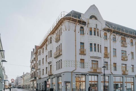 Property building, Neighbourhood, Location