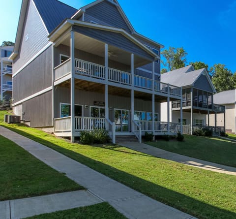 House #44 Dock Holiday (no pets) Lakefront Private Boatslip House in Weiss Lake