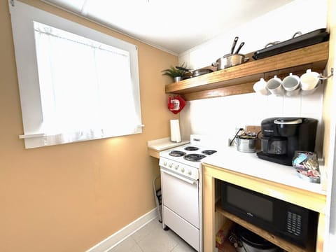 Coffee/tea facilities, oven, stove, kitchen