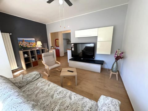 TV and multimedia, Living room, Seating area, Evening entertainment