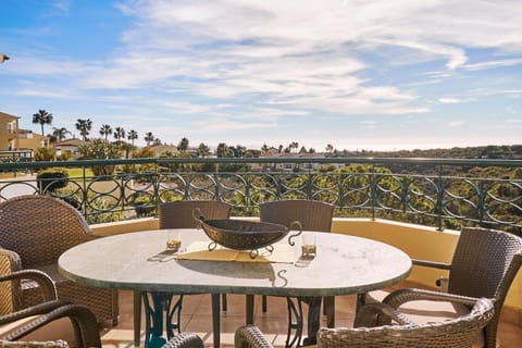 Natural landscape, View (from property/room), Balcony/Terrace, Dining area, Sea view