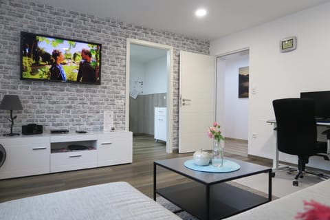 Communal lounge/ TV room, TV and multimedia, Living room, Photo of the whole room, Seating area, Evening entertainment