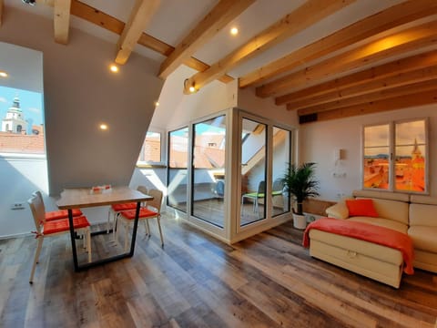 Balcony/Terrace, Living room, Seating area, Dining area