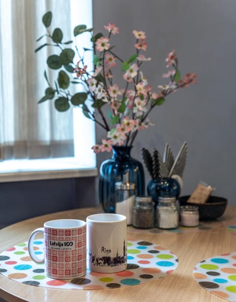 Coffee/tea facilities, Decorative detail, Dining area, kitchen