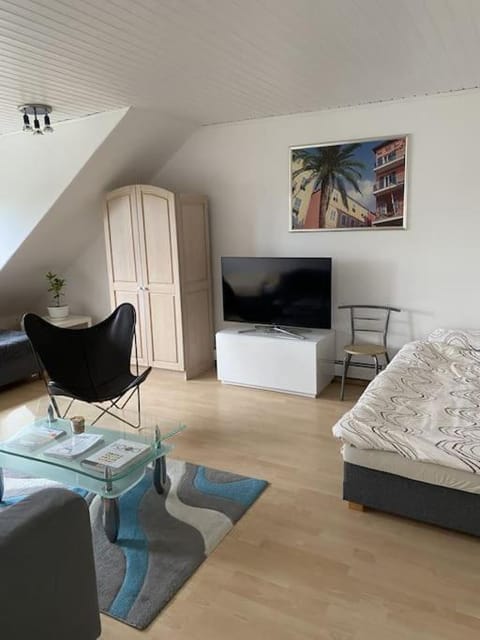 Bed, TV and multimedia, Seating area, Bedroom