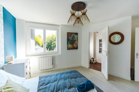 Bed, Photo of the whole room, Bedroom, internet