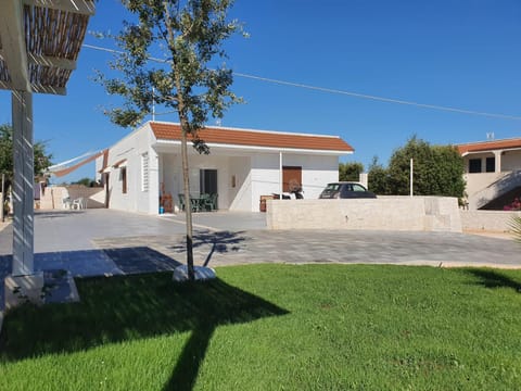 Property building, Day, Garden, Garden, Garden view, Parking