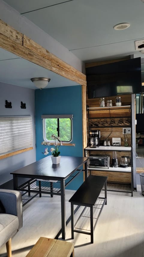 Coffee/tea facilities, Dining area