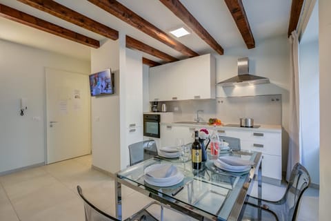 Kitchen or kitchenette, Dining area