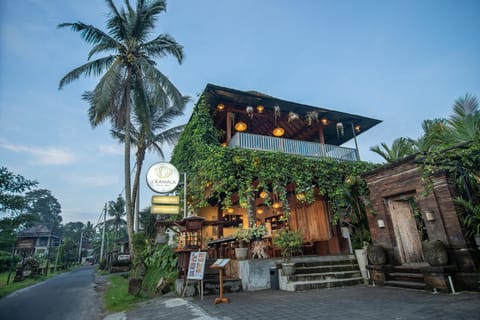 Restaurant/places to eat, Facade/entrance