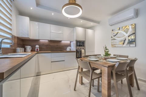 Kitchen or kitchenette, Dining area, dishwasher, minibar, pet friendly, stove