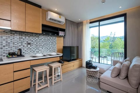 TV and multimedia, Kitchen or kitchenette, Living room, Seating area, Dining area