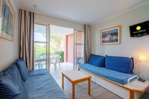 Bed, Living room, kitchen