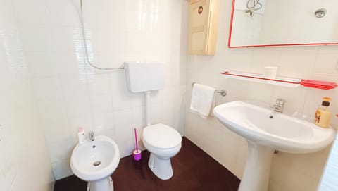 Toilet, Bathroom, bidet, towels