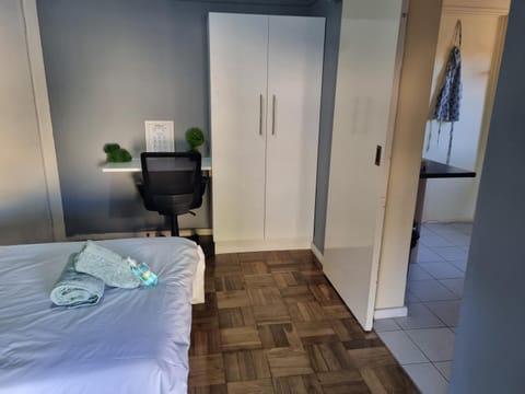 A house with a separate entrance and kitchen Vacation rental in Cape Town