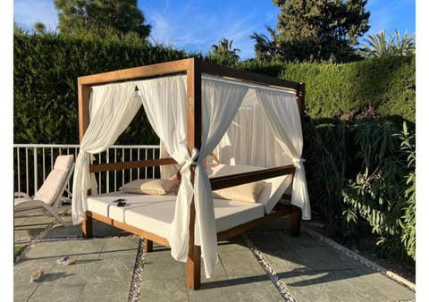 Patio, Day, Garden, Garden view, sunbed