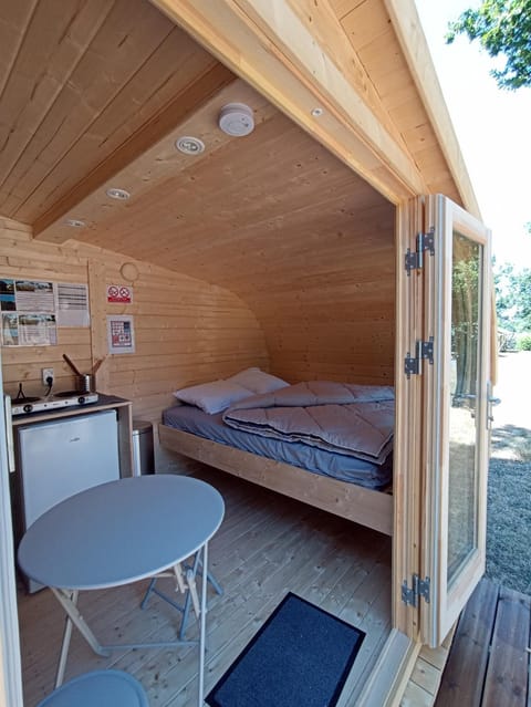 Bed, Kitchen or kitchenette, Photo of the whole room, Dining area, Bedroom