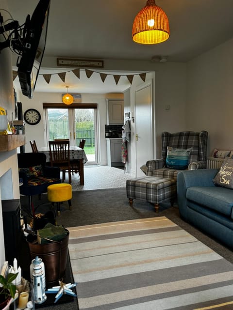 Living room, Dining area, Garden view