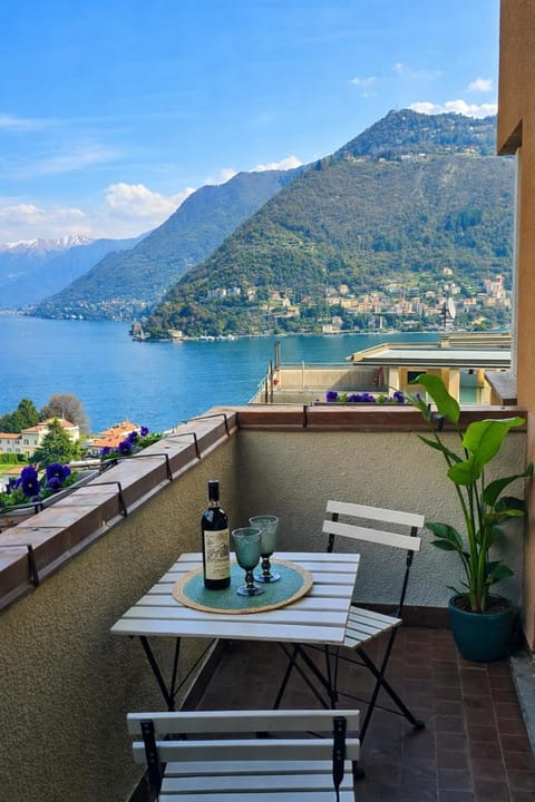 Natural landscape, View (from property/room), Balcony/Terrace, Dining area, Lake view, Mountain view