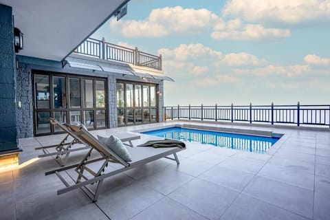 Balcony/Terrace, Pool view, Sea view