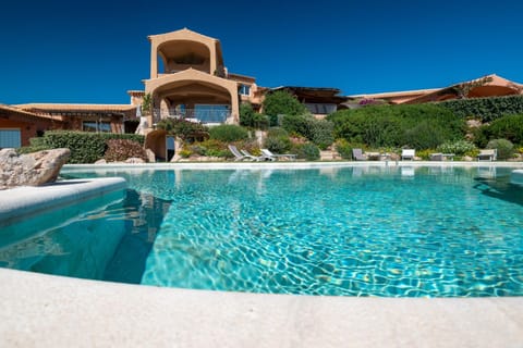 Property building, Swimming pool, sunbed