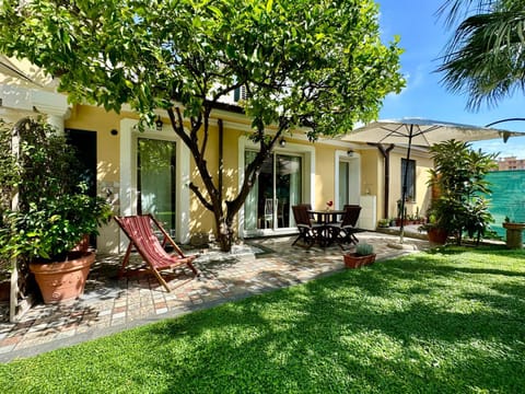 Villa Angelina Holiday Homes I Casa UG I 5 minuti a piedi dal mare I Giardino I Parcheggio privato Apartment in Vallecrosia