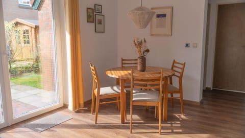 Balcony/Terrace, Living room, Dining area, Food