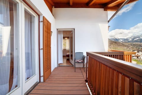 Fröhlichhof Wohnung Apfelblüte Farm Stay in Algund