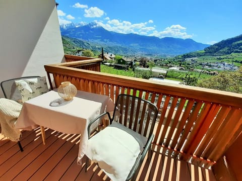 Fröhlichhof Wohnung Apfelblüte Farm Stay in Algund