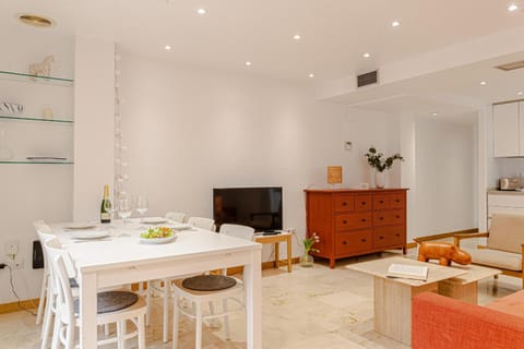 TV and multimedia, Living room, Seating area, Dining area, Evening entertainment