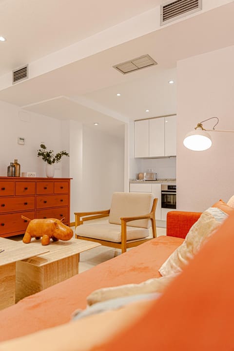 Kitchen or kitchenette, Living room, Seating area, Dining area