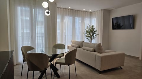 TV and multimedia, Living room, Seating area, Dining area