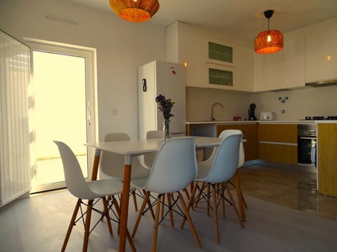 Kitchen or kitchenette, Dining area, minibar